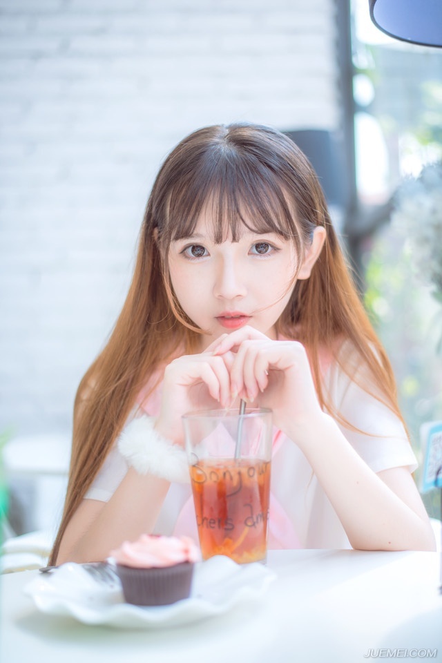 “不错，此老虽然老迈，但勇冠三军，军中将领，多为其后辈，受其提携之恩，威望之广，不在张任将军之下，若能招降此人，则我军可尽得巴郡。”邓贤肯定的回答道。